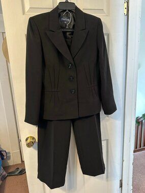 Women's Evan-Picone Suit brand Black Pant Suit Set. Size 10.